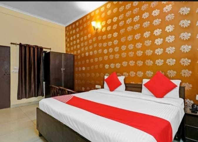 Super Hotel O Global New Delhi Bagian luar foto