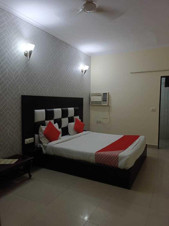Super Hotel O Global New Delhi Bagian luar foto