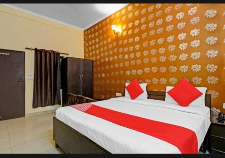 Super Hotel O Global New Delhi Bagian luar foto