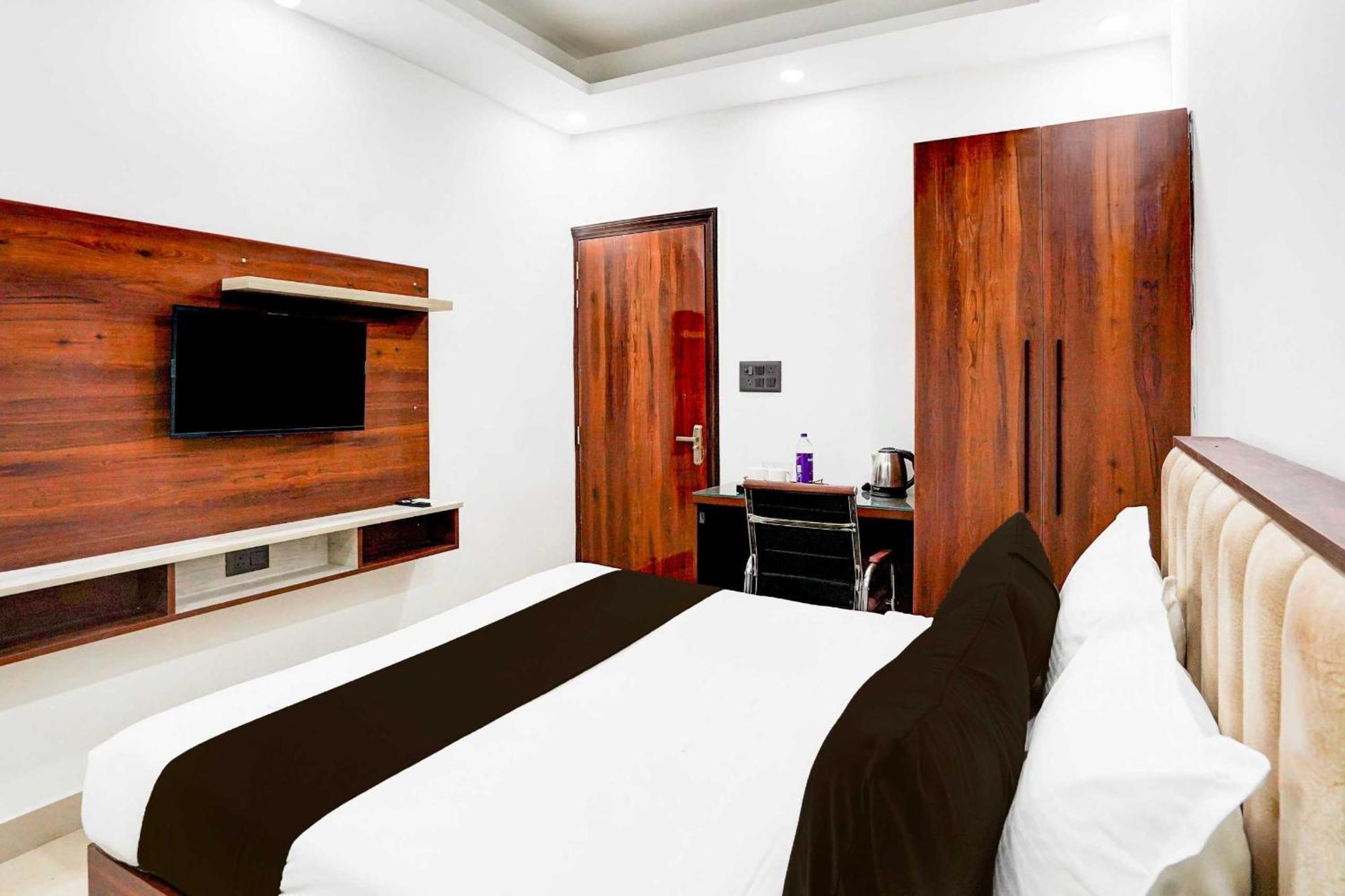 Super Hotel O Global New Delhi Bagian luar foto