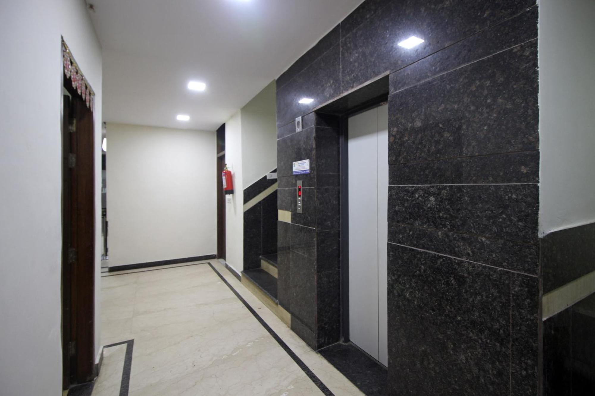 Super Hotel O Global New Delhi Bagian luar foto