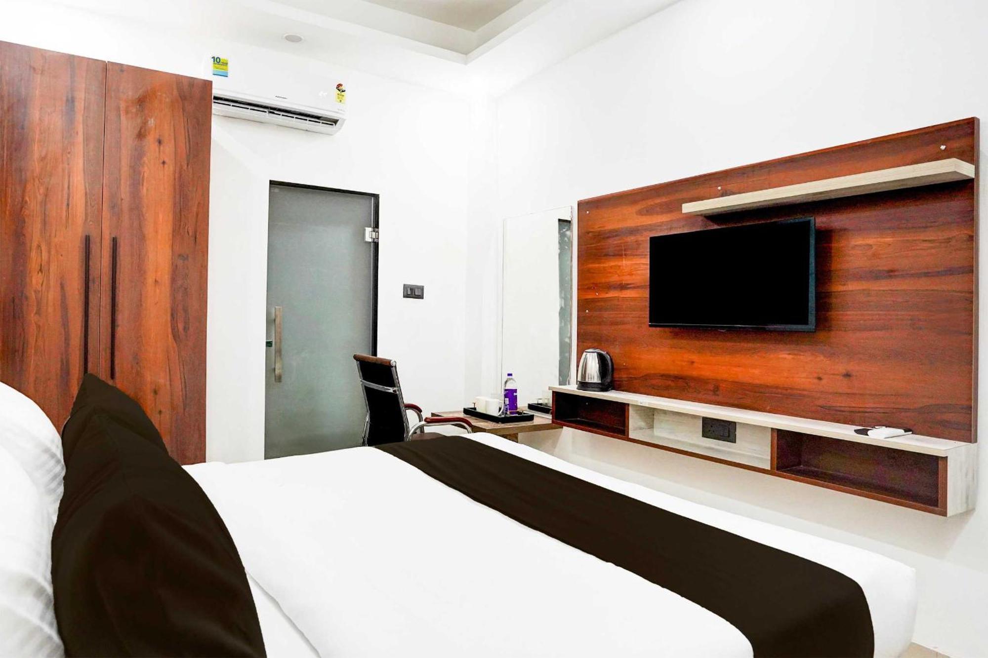 Super Hotel O Global New Delhi Bagian luar foto