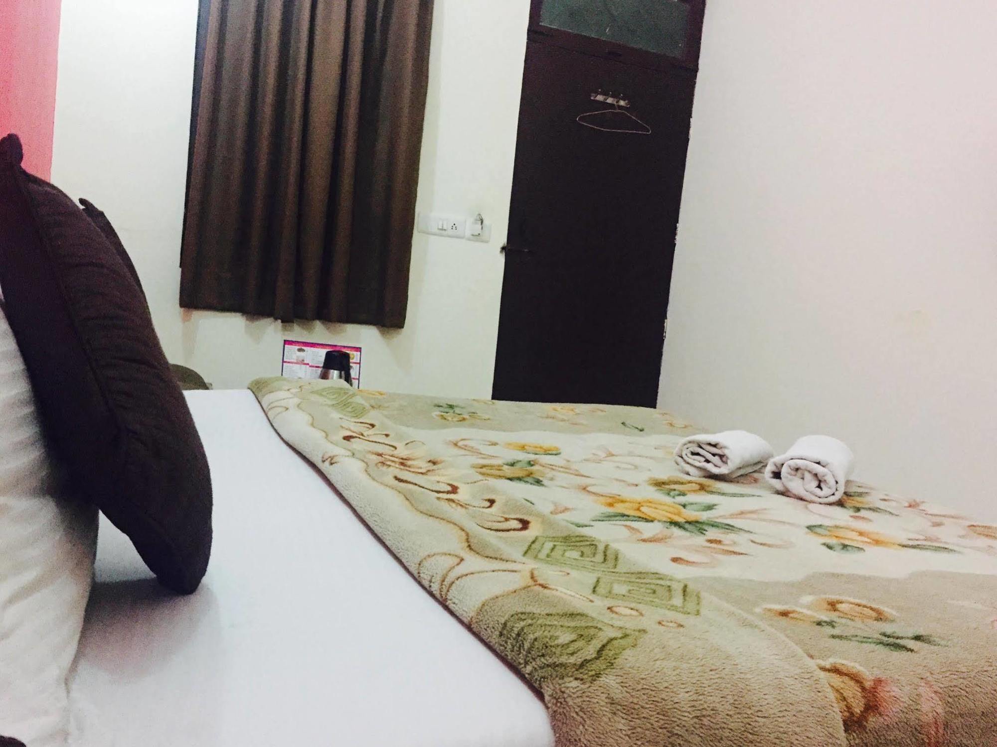 Super Hotel O Global New Delhi Bagian luar foto