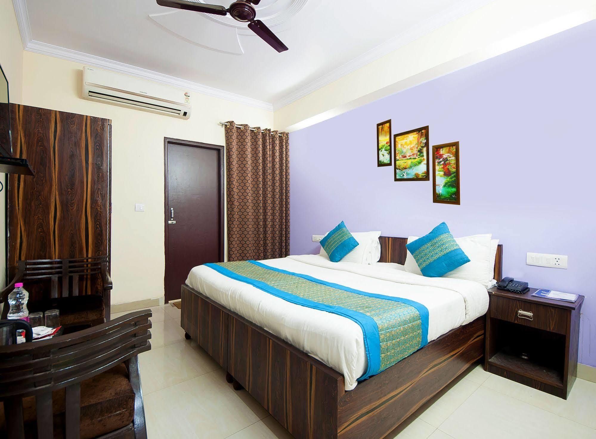 Super Hotel O Global New Delhi Bagian luar foto
