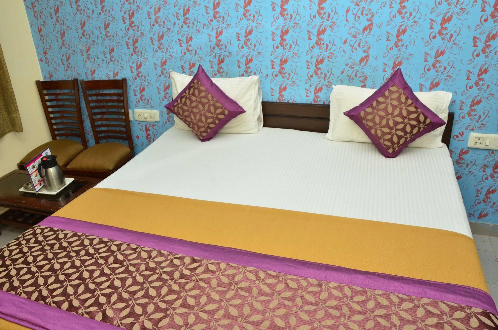 Super Hotel O Global New Delhi Bagian luar foto