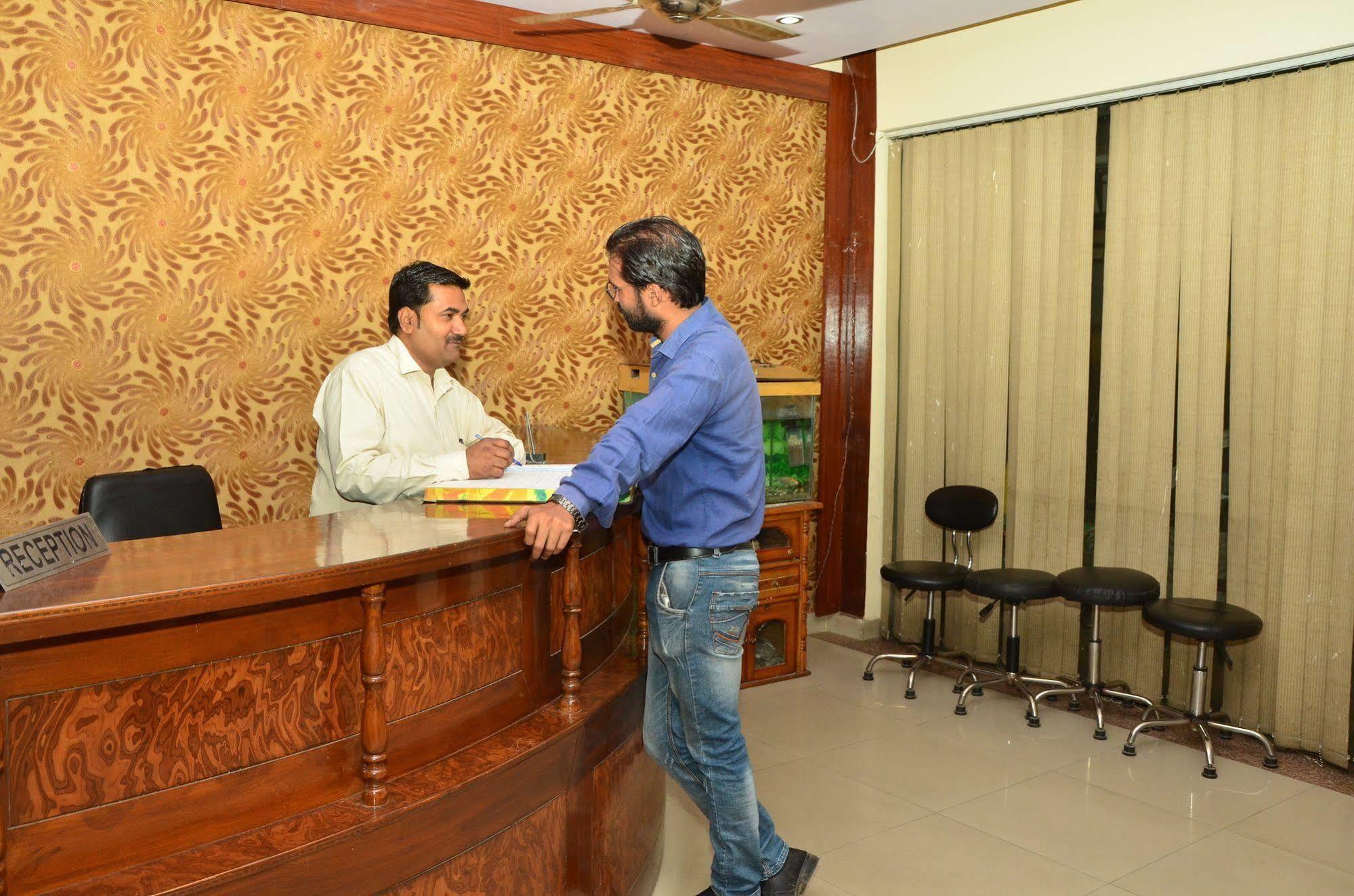Super Hotel O Global New Delhi Bagian luar foto
