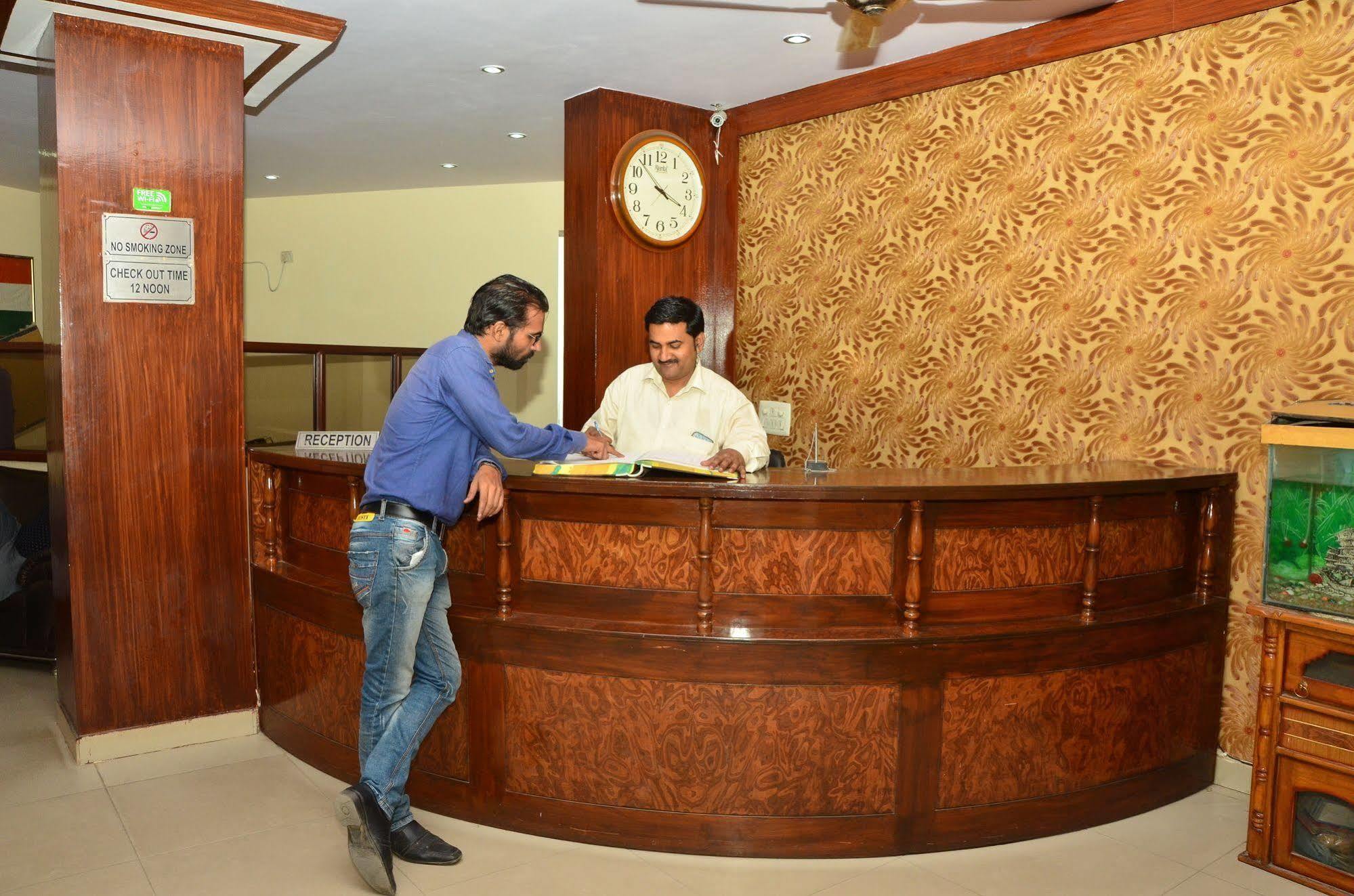 Super Hotel O Global New Delhi Bagian luar foto