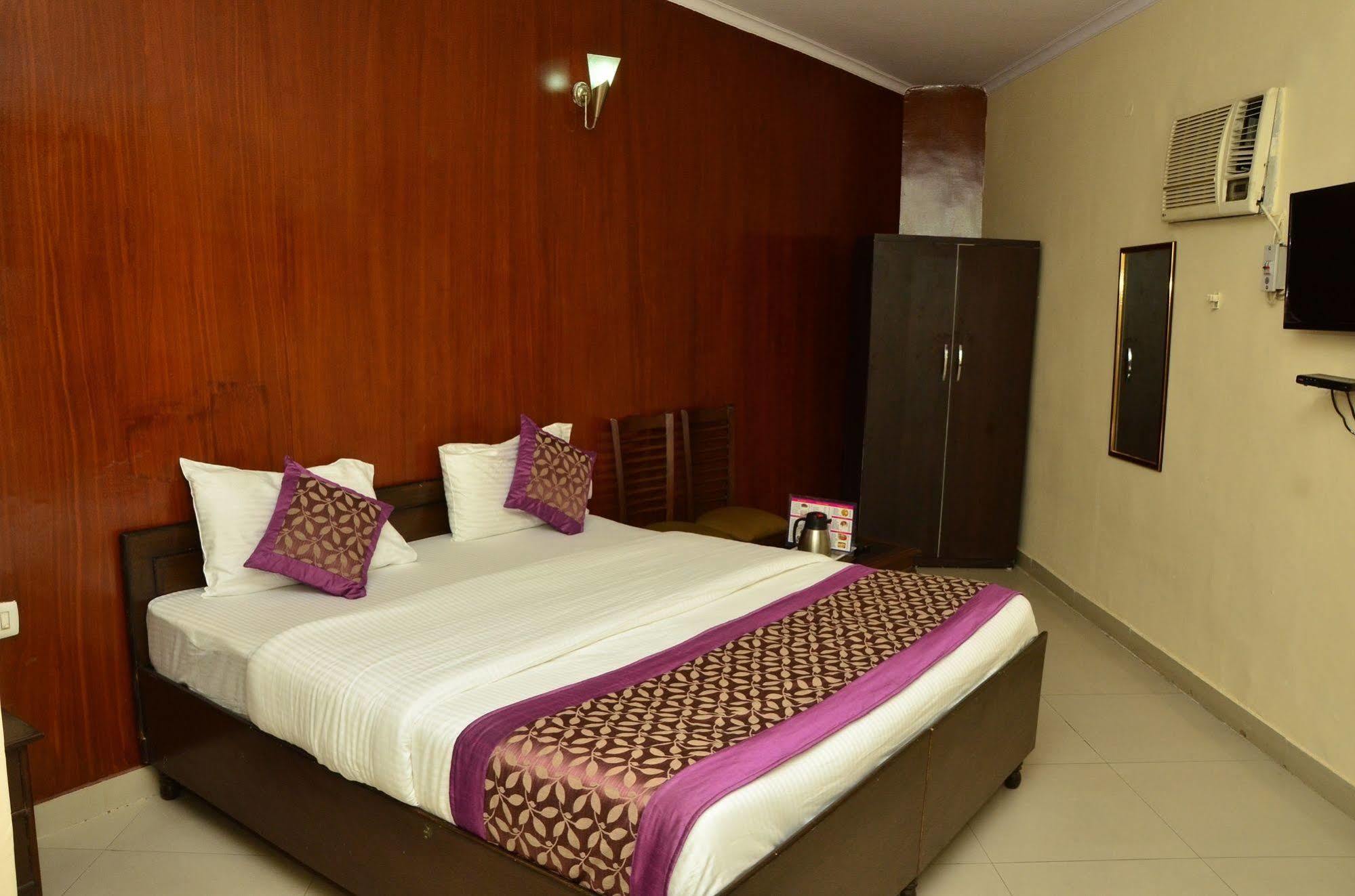 Super Hotel O Global New Delhi Bagian luar foto