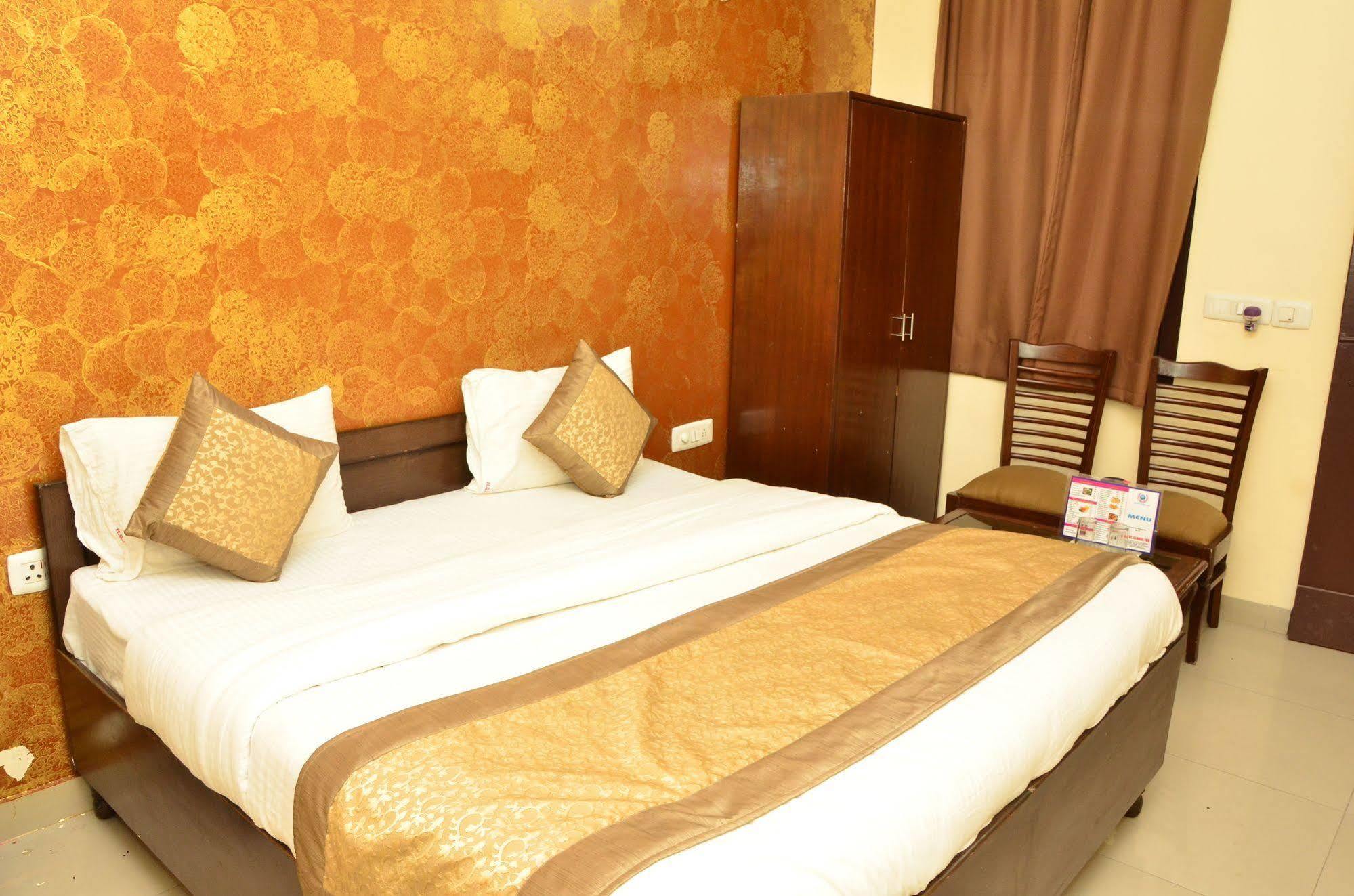 Super Hotel O Global New Delhi Bagian luar foto