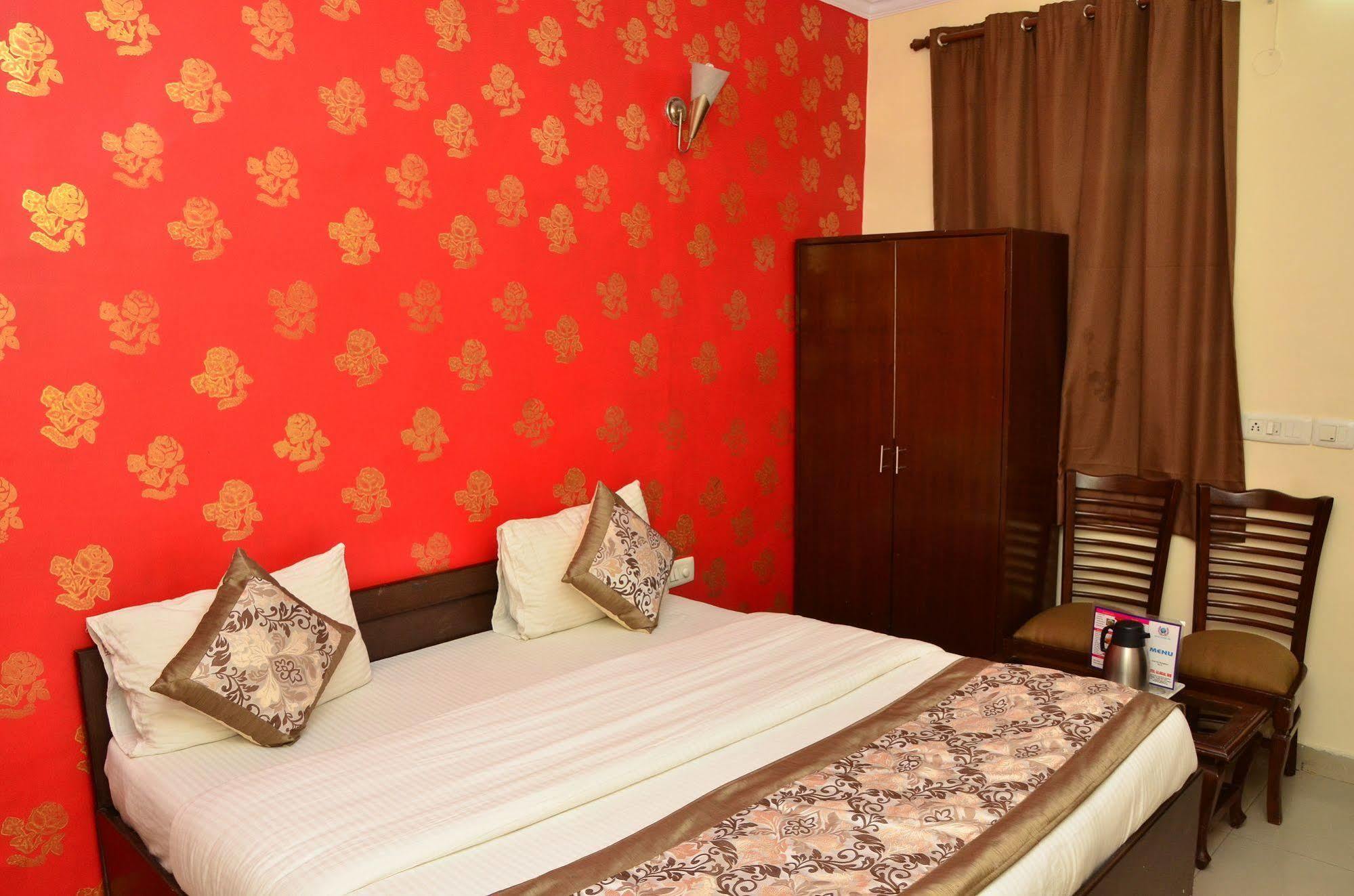 Super Hotel O Global New Delhi Bagian luar foto
