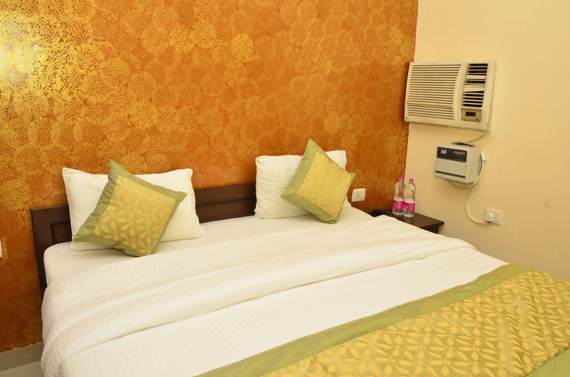 Super Hotel O Global New Delhi Bagian luar foto