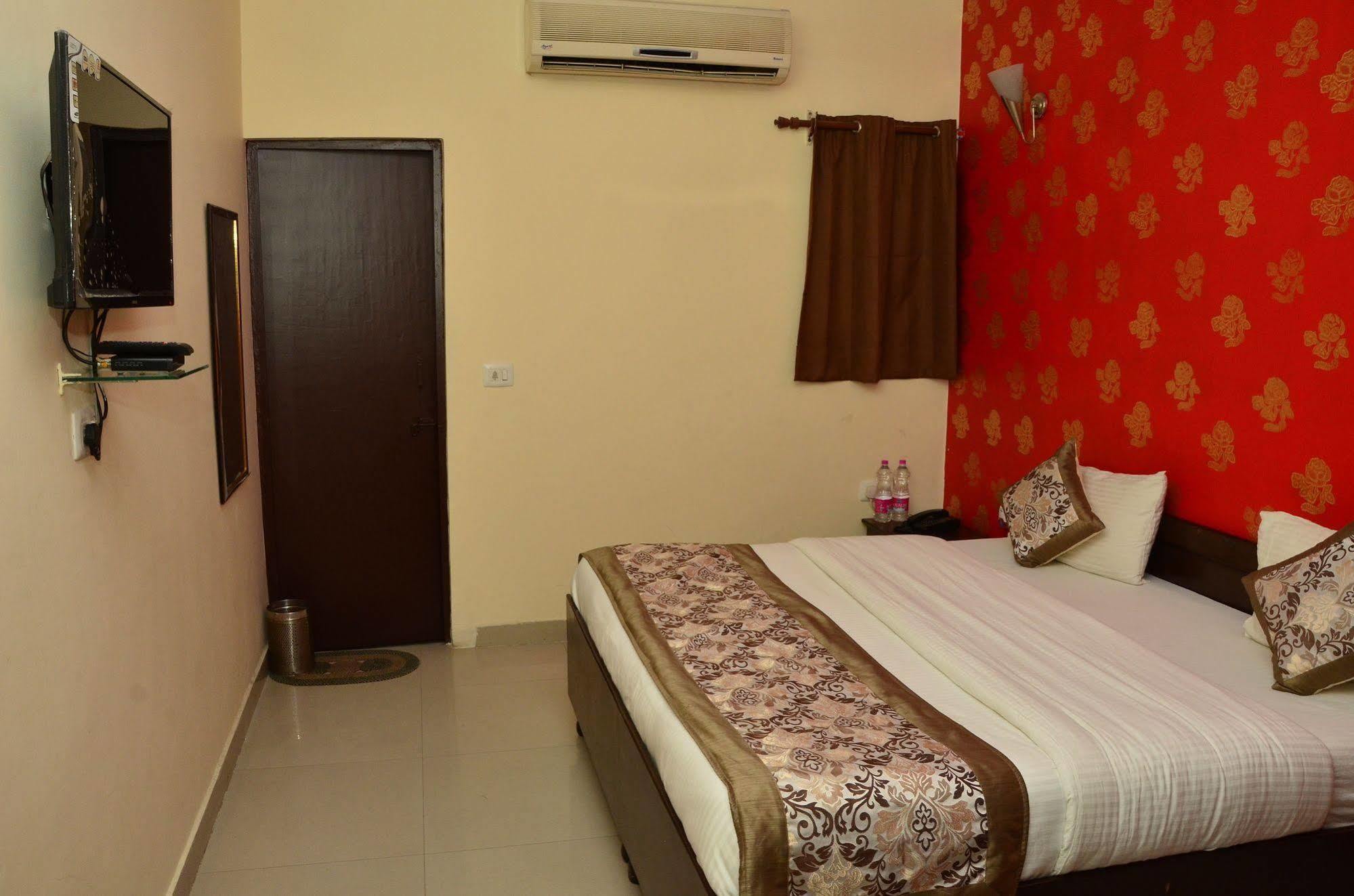 Super Hotel O Global New Delhi Bagian luar foto